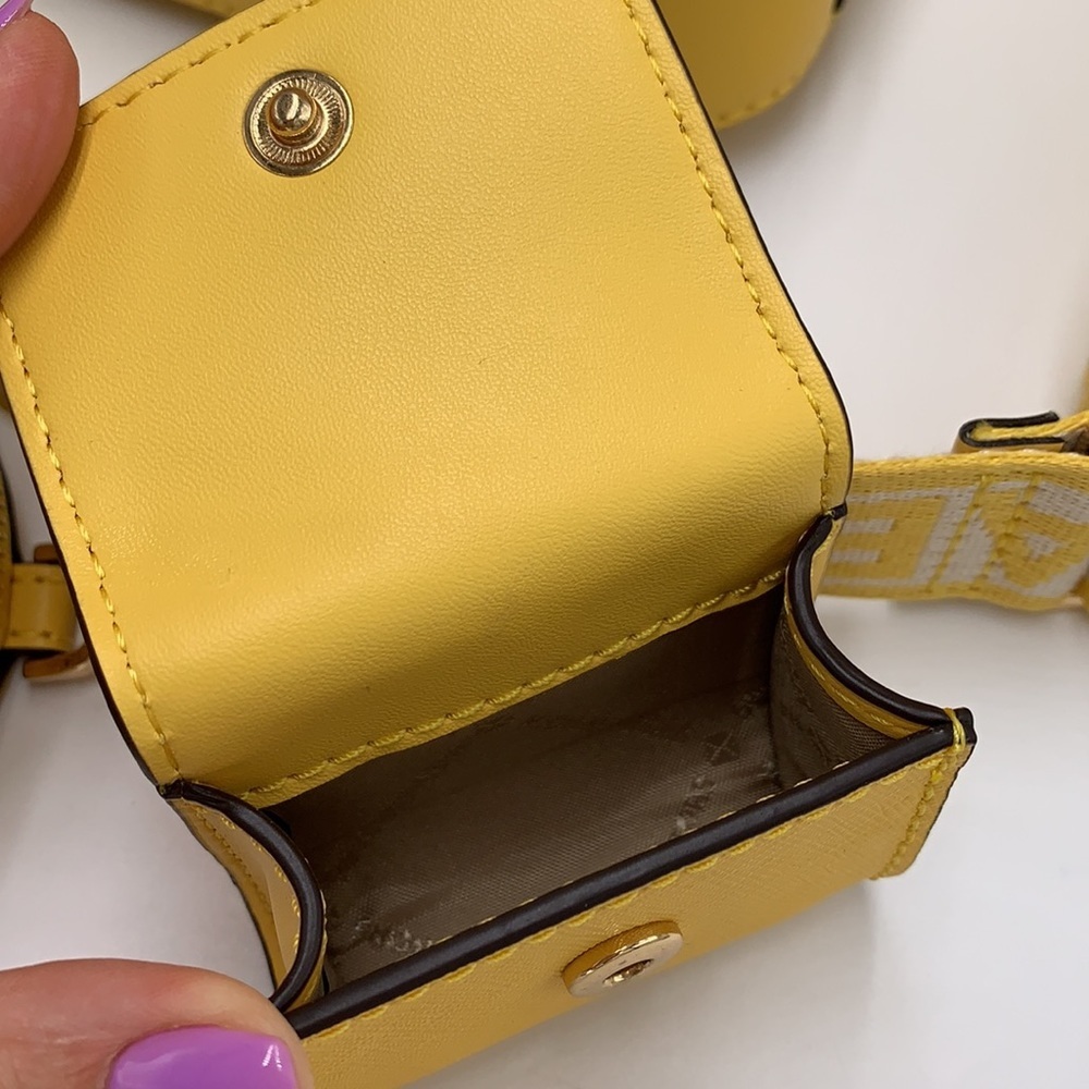 MICHAEL KORS JET SET TRAVEL SMALL
SHOULDER CROSSBODY BAG WITH TECH ATTCH AIRPOD - Picture 14 of 16